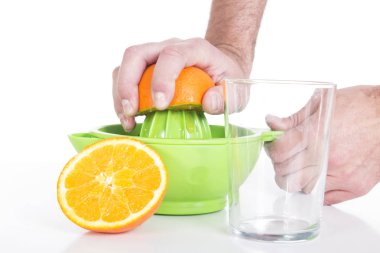 portakal sıkacağı, beyaz stüdyo yüzey ve cam portakal suyu sıkma kişi kırpılmış görüntü 