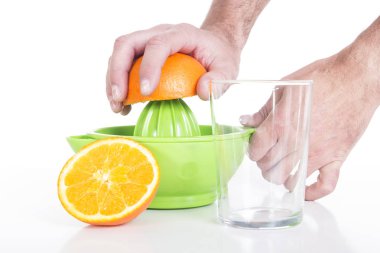 portakal sıkacağı, beyaz stüdyo yüzey ve cam portakal suyu sıkma kişi kırpılmış görüntü 
