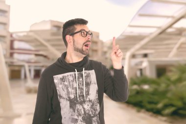 Beyaz adam gözlüklü ve parmak işaret mücadele ile 