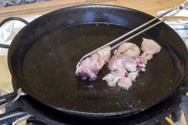 Pişirme ve çiğ tavuk eti tavada kızartma 