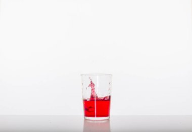 Cam Studio beyaz arka plan kırmızı suyu ile 