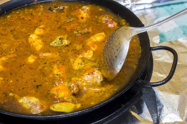 Paella tavası, gıda süzme için kaşık et pirinçli