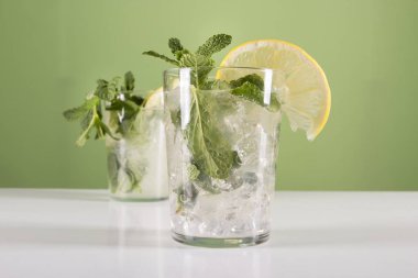 masada Mojito kokteyller ile gözlük 