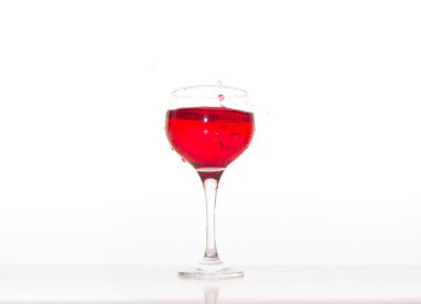 Beyaz arka plan kırmızı şarap ile Züccaciye Mağazaları 