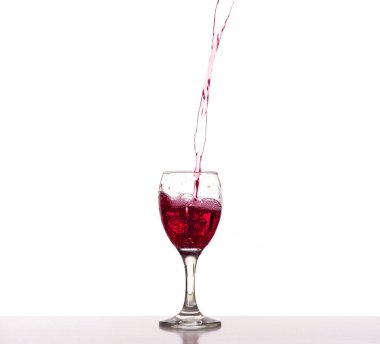 kırmızı şarap cam beyaz arka plan karşı poring 