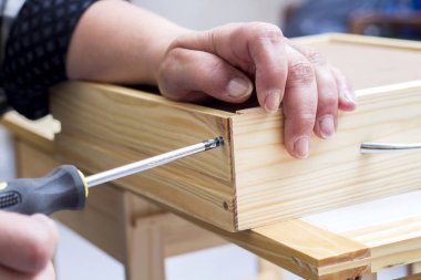 adam ahşap gardırobu kısayollarımı tornavida aracını kullanarak bir marangoz 