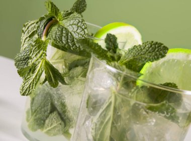 Mojito kokteyl limon dilimleri ve nane yaprakları ile 