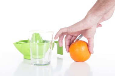 kişi kesme Orange Studio yeşil sıkacağı ve cam ile bıçakla kırpılmış görüntü 