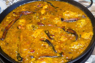 Paella et ve sebze tavada pirinçli