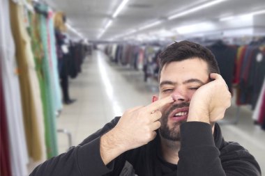 sakallı beyaz adam burun parmak sıkılmış 