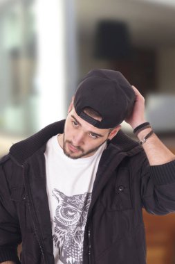 Kafa kapakta dokunmadan yakışıklı genç