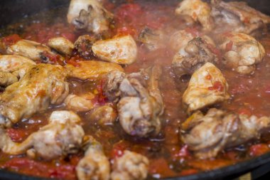 Paella et ve tavada kırmızı domates pirinçli