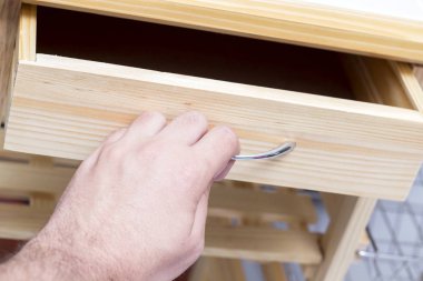 kişi kontrol bej ahşap masa, servis talebi kutusu kontrplak yapılmış.