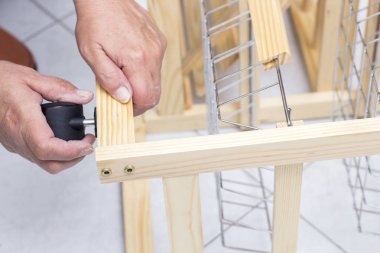 marangoz kişi onarma gardırop tablo tekerlek ile resim kırpılmış 