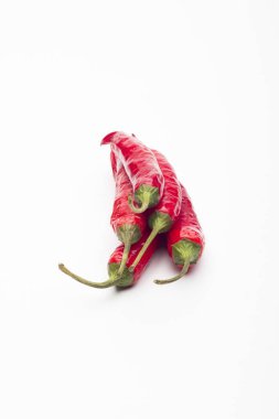 Kırmızı biber beyaz arkaplanda izole edilmiş.