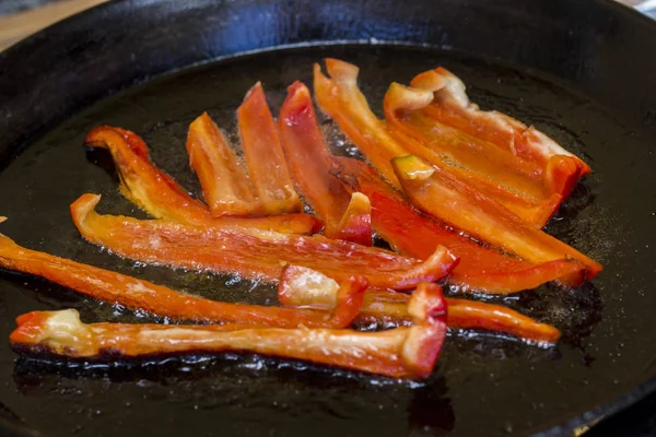 Frying Red Pepper Slices Pan Oil Close — Stock Photo, Image