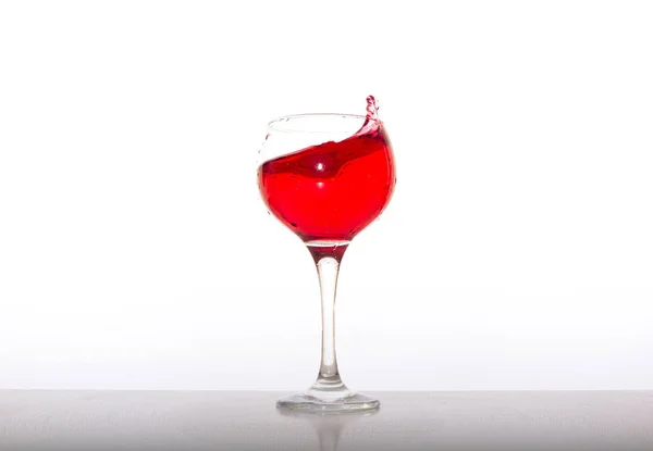 Copos Com Vinho Tinto Contra Fundo Branco — Fotografia de Stock