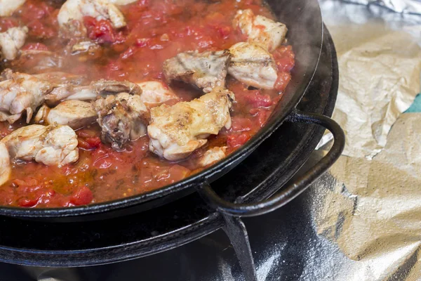 Paella Rizs Hús Vörös Paradicsom Serpenyőben Főzés — Stock Fotó