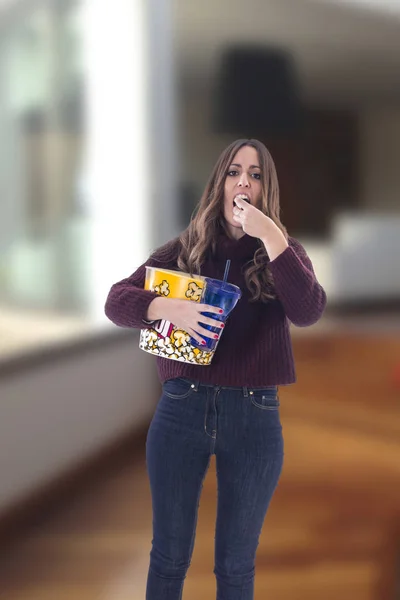 Ung Kvinna Med Korg Och Glas Äta Popcorn — Stockfoto
