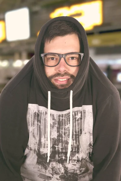 Zabawny Człowiek Człowiek Okularach Kaptur Patrząc Kamery Stojąc Terminalu Lotniska — Zdjęcie stockowe