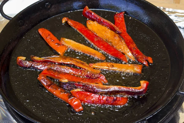 Smažení Paprika Plátky Pánvi Olejem Zblízka — Stock fotografie