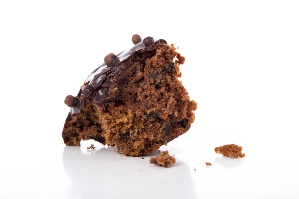 Gebroken Bruine Chocolade Muffin Witte Ondergrond — Stockfoto