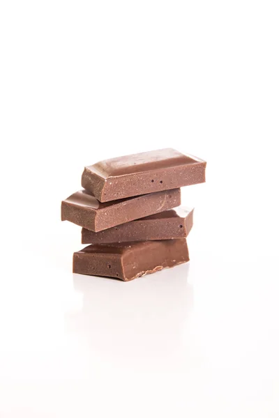 Söta Välsmakande Brun Choklad Bitar Isolerad Vit Vertikal Bild — Stockfoto