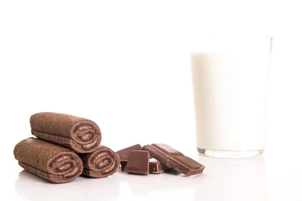 Vaso Con Bebida Leche Chocolates Marrones Aislados Blanco — Foto de Stock