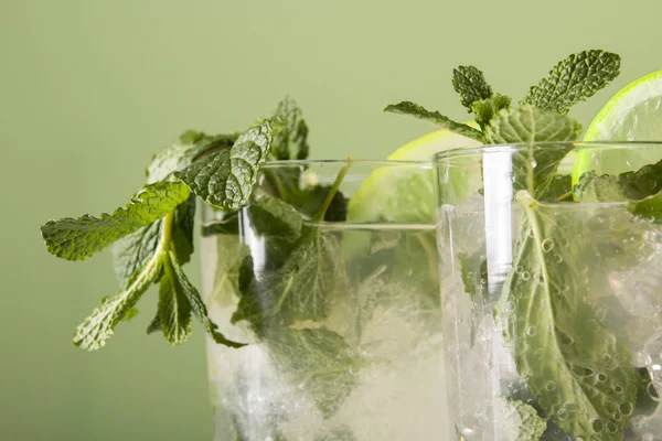 Rodajas Limón Hojas Menta Mojito Cocktails Imagen Recortada — Foto de Stock