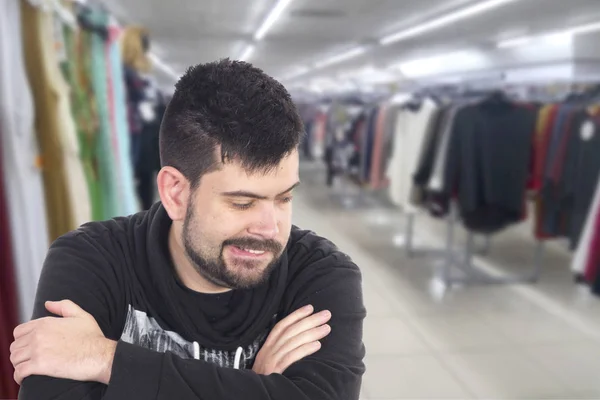 Ennuyé Homme Caucasien Dans Boutique Avec Des Vêtements Bras Croisés — Photo