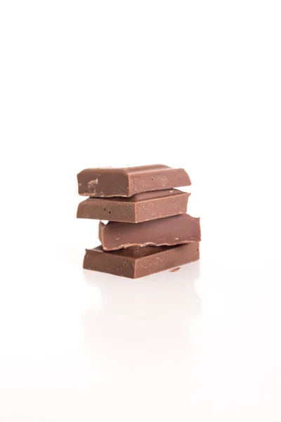 Vier Zoete Lekker Bruin Chocoladestukjes Geïsoleerd Wit — Stockfoto