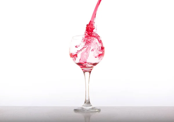 Poring Κόκκινο Κρασί Ποτήρι Goblet Χαμηλό Λευκό Φόντο — Φωτογραφία Αρχείου
