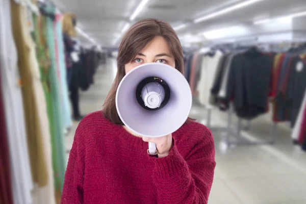 Megafon Alışveriş Dükkanında Bağıran Kadın Çığlık — Stok fotoğraf