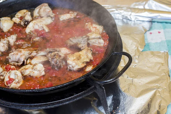 Cocinar Arroz Paella Con Carne Tomates Rojos Sartén — Foto de Stock