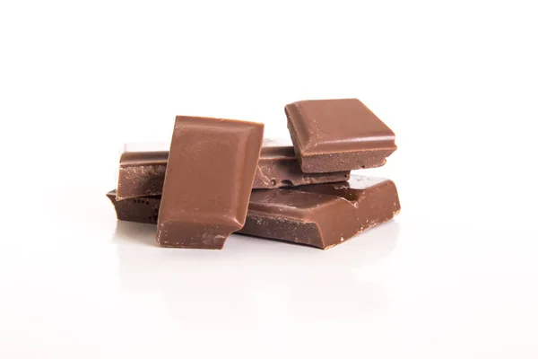 Högen Brun Choklad Bitar Isolerad Vit — Stockfoto