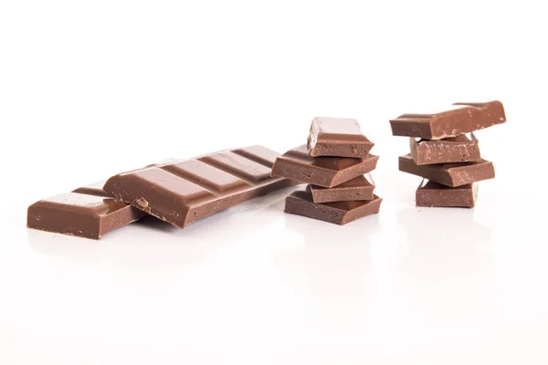 Hoop Bruin Chocoladestukjes Geïsoleerd Wit — Stockfoto