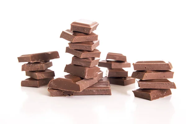 Vele Stapels Bruin Chocoladestukjes Geïsoleerd Wit Chocolade Snoepjes Torens — Stockfoto