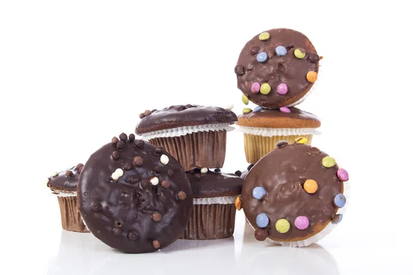 Tatlı Çikolata Muffins Beyaz Studio Izole Şekerler Ile — Stok fotoğraf