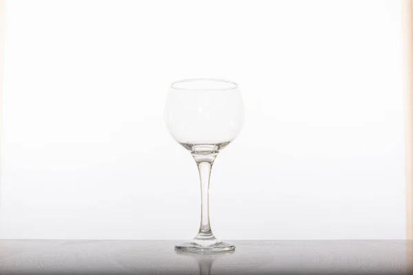 Wineglass Bersih Kosong Terisolasi Studio Putih — Stok Foto