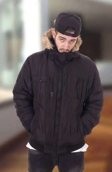 Joven Guapo Con Chaqueta Gorra Negra Con Las Manos Los —  Fotos de Stock