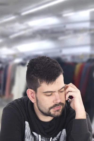 Düşünceli Adam Yüzünde Üzgün Ifade Ile Telefonda Alarak — Stok fotoğraf