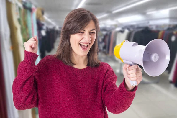 Kafkas Kadın Megafon Alışveriş Dükkanında Çığlık Bağırarak — Stok fotoğraf