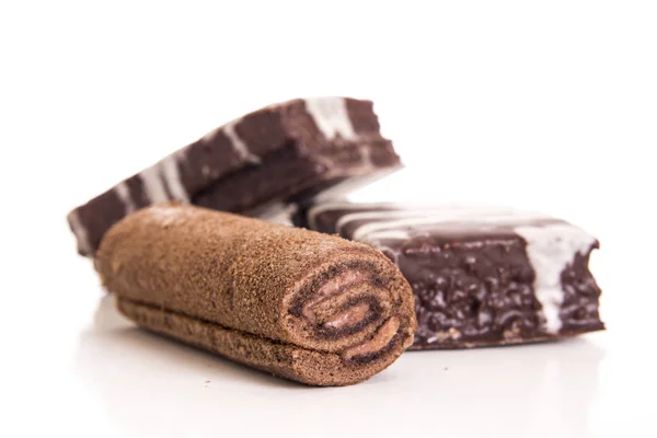 Braune Schokoladenrolle Isoliert Auf Weiß Mit Schokoladenkuchen — Stockfoto