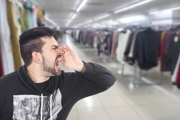 愤怒尖叫的白种人胡子男子在商场商店 — 图库照片