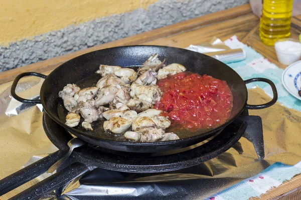 Cozinhar Fritar Carne Frango Com Macarrão Pimenta Vermelha Panela — Fotografia de Stock