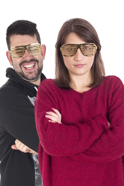 年轻夫妇的画像在金黄太阳镜在白色背景 — 图库照片