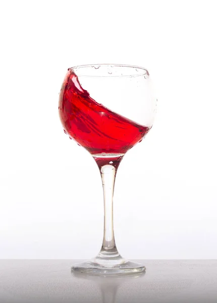 Υαλουργίας Είδη Κόκκινο Κρασί Στην Αριστερή Πλευρά Ενάντια Λευκό Φόντο — Φωτογραφία Αρχείου