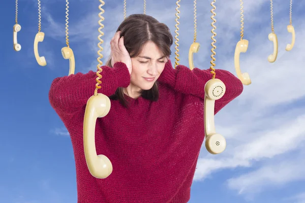 Женщина Стоит Фоне Голубого Неба Висящими Старомодными Телефонами Закрытыми Ушами — стоковое фото