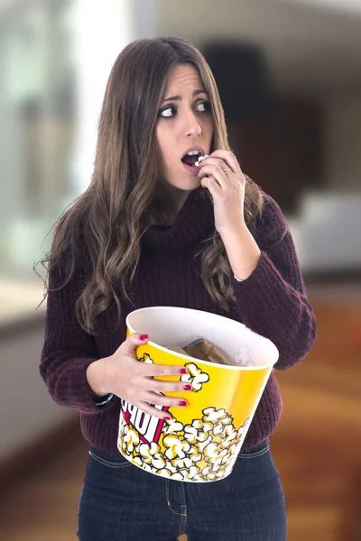 Verängstigte Junge Frau Isst Popcorn — Stockfoto