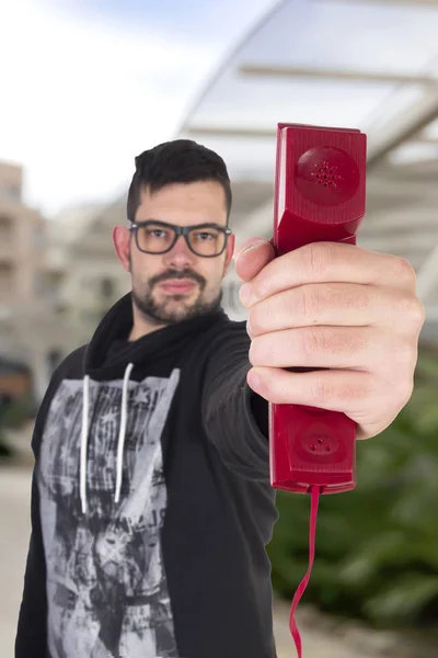 Homme Montrant Combiné Téléphonique Rouge Regardant Caméra — Photo